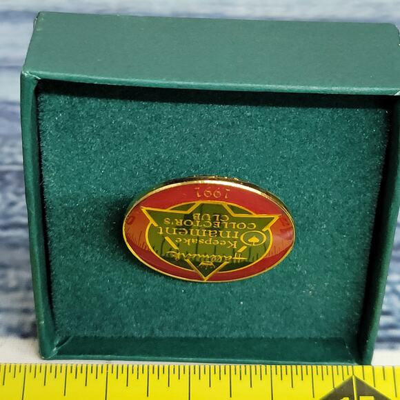 Vintage 1991 Hallmark ornament collectors club pin - Picture 2 of 5